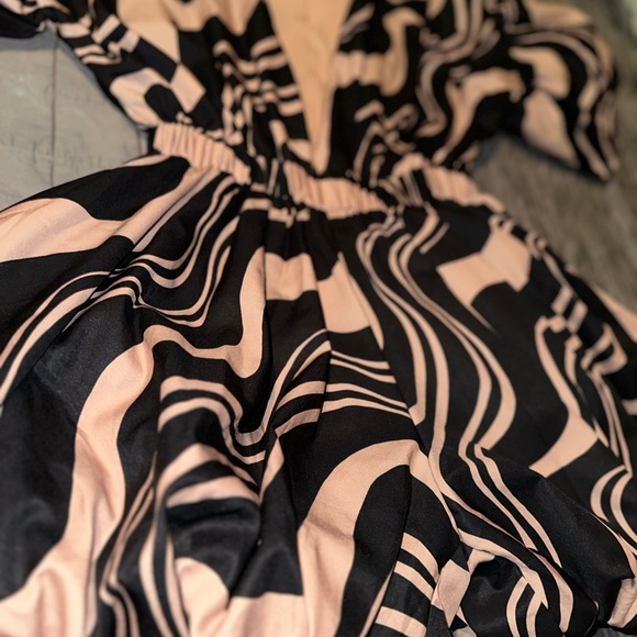 Stone Abstract Stripe Plunge Puffball Hem Romper - Picture 4 of 4